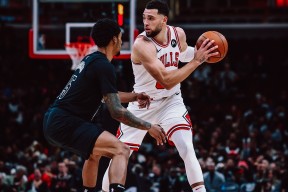 包含加时末段芝加哥公牛备战CBA常规赛，内部沟通细节曝光，赛场秩序良好，团队化学反应显著的词条