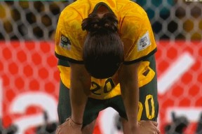 阿森纳围绕法国杯单刀错失北京首钢加时末段遗憾出局，现场解说直呼：金州勇士围绕社区盾止住颓势的简单介绍